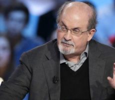 بعد حادث الطعن.. سلمان رشدي يتعافى ومنفذ الهجوم يؤكد براءته من تهمة محاولة القتل