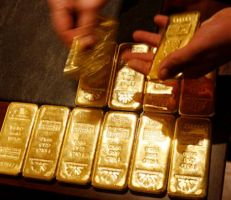 الذهب يهبط لأدنى مستوى له منذ ثلاثة أسابيع بسبب ارتفاع الدولار ومخاوف من ارتفاع سعر الفائدة