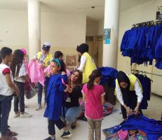 مؤسسة الشهيد بديرالزور توزع قرطاسية ولباس مدرسي لأطفال الشهداء