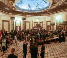إعلان حظر التجول بالعراق ومتظاهرون يقتحمون مقر الحكومة وقصر الرئاسة