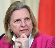 وزيرة خارجية النمسا سابقا تكشف لماذا غادرت بلادها واختارت العيش في لبنان