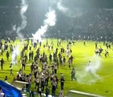 كارثة رياضية في إندونيسيا.. وفاة 174 مشجعاً بعد تدافع في ملعب كرة قدم (فيديوهات وصور)