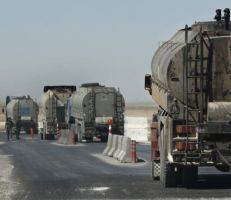 القوات الأمريكية تسرق النفط السوري وتنقله إلى قواعدها في العراق