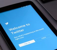 إعادة إطلاق إمكانية الاشتراك في تويتر بلو لمستخدمي الإنترنت ونظام (آي.أو.إس)