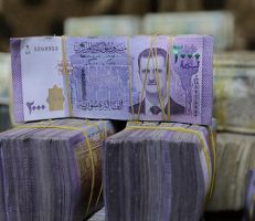 خبير اقتصادي  يطالب بزيادة الرواتب ويحمل الحكومة السورية مسؤولية التضخم وزيادة الأسعار