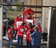 مواطنون في دير الزور  يشتكون ل "المشهد" عدم عدالة آلية الهلال الأحمر الجديدة في توزيع المساعدات الغذائية