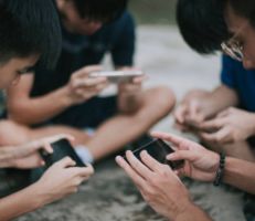 هولندا توصي بحظر الهواتف والساعات الذكية في الفصول المدرسية