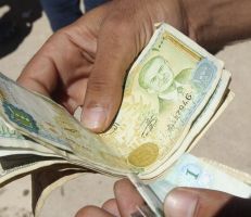خبير اقتصادي يطالب بتقييم القروض والأقساط بالدولار لحماية المصارف السورية من الإفلاس في المستقبل