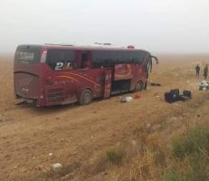 وفاة 7 أشخاص وإصابة آخرين بحادث سير مروع على طريق حمص ـ سلمية