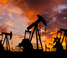 النفط يواصل خسائره في التعاملات الآسيوية المبكرة