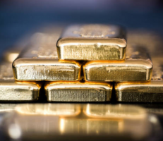 الذهب ينخفض متأثرا بارتفاع الدولار