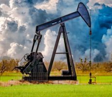 النفط يهبط 1% مع زيادة مخزونات الخام الأمريكية