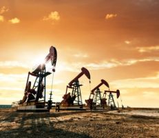 النفط يواصل مكاسبه مع اشتداد مخاطر المعروض الجيوسياسية