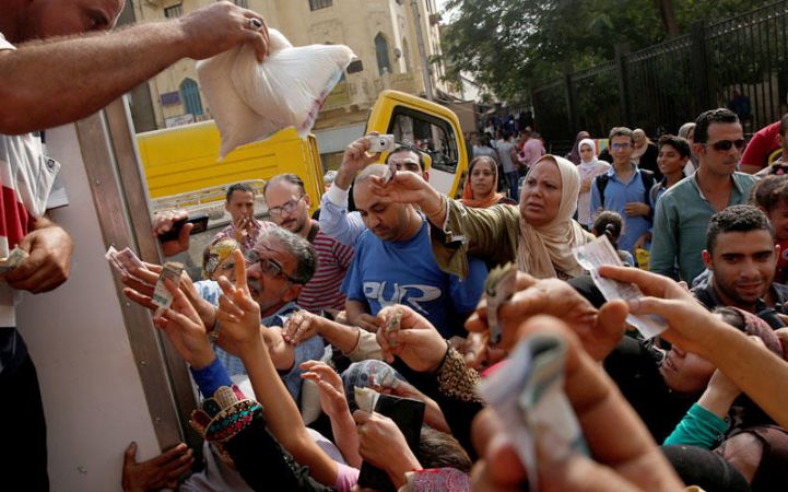 أزمة السكر تتفاقم في مصر.. طوابير المواطنين أمام معارض الحكومة للحصول على “كيلو غرام”
