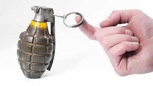 طالب يحمل قنبلة يدوية في إحدى مدارس السويداء