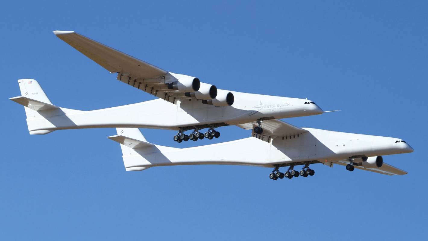 "أكبر طائرة في العالم" تحلق لأول مرة في سماء كاليفورنيا