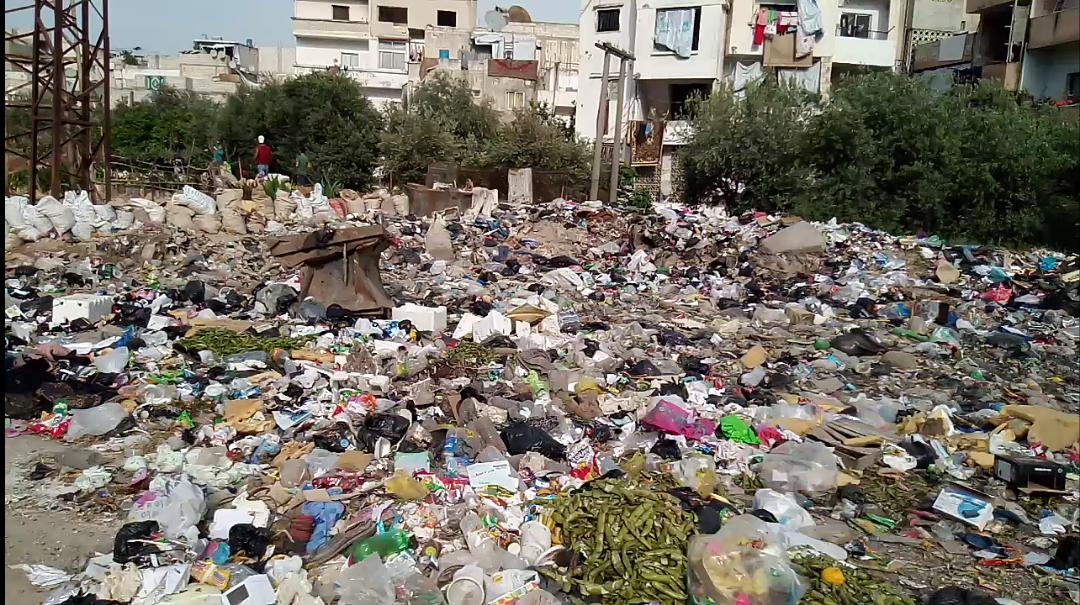 حي بستان السمكة باللاذقية يغرق بالقمامة  والمحافظة تتجاهل (فيديو)