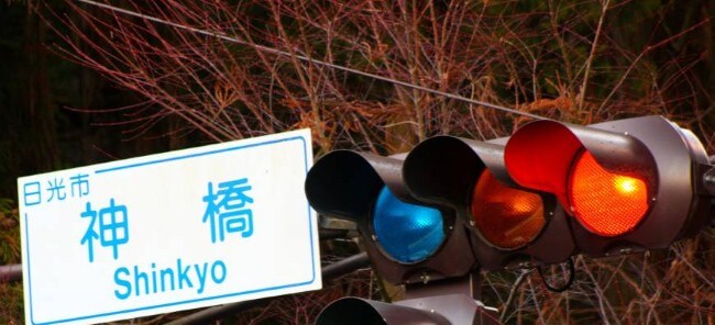 لماذا إشارات المرور في اليابان تستبدل اللون الأخضر بالأزرق؟