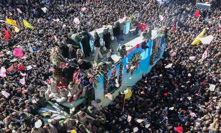 حشود ضخمة  في مراسم دفن الفريق قاسم سليماني في مسقط رأسه في كرمان (صور)