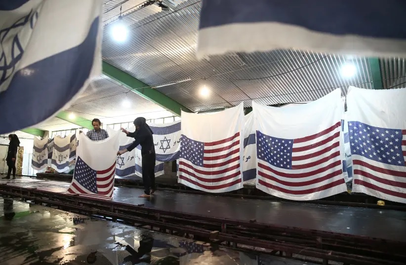 إيران: مصنع أعلام يصنع الأعلام الإسرائيلية والأمريكية ليحرقها المتظاهرون