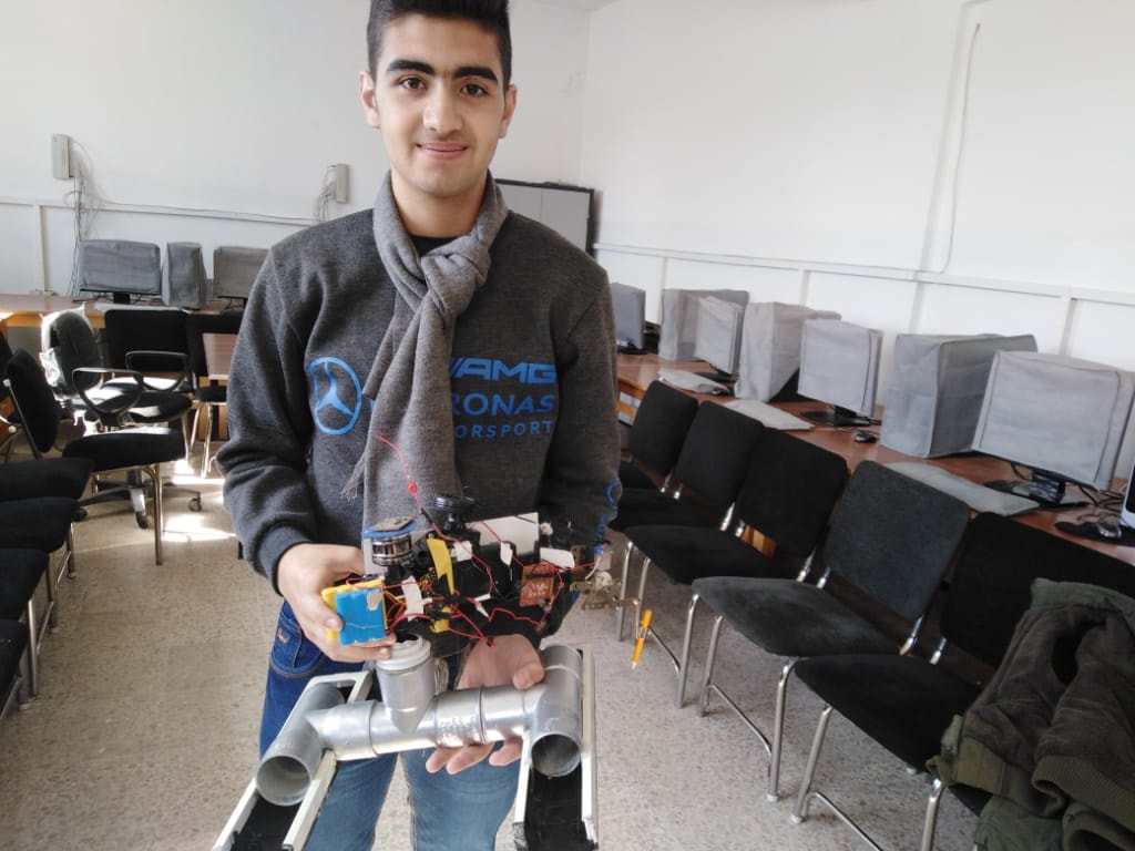 طالب في الصف العاشر يصمم ذراعاً آلية كاتبة وطائرة مروحية تعمل بالتحكم عن بعد