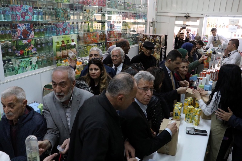 الأتراك يتسابقون لشراء كولونيا الليمون مع اقتراب فيروس كورونا من البلاد