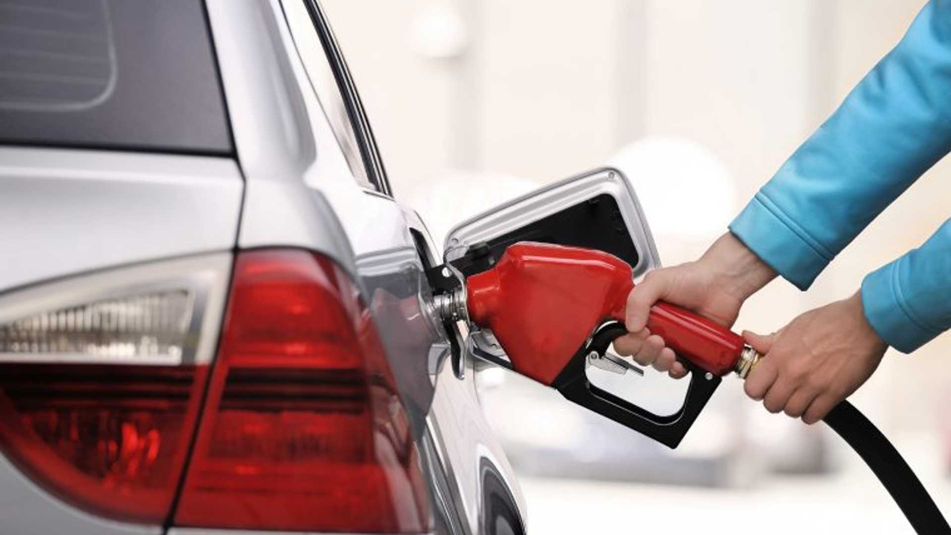 شركة محروقات: استهلاك البنزين انخفض حالياً إلى النصف بعد حظر التجول ومنع التنقل بين الأرياف والمدن