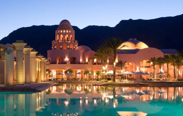 مصر تقرر السماح بإعادة فتح الفنادق أمام السياحة الداخلية