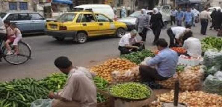 غلاء الأسعار يدفع السوريين لشراء المواد الغذائية بالغرامات والقطعة