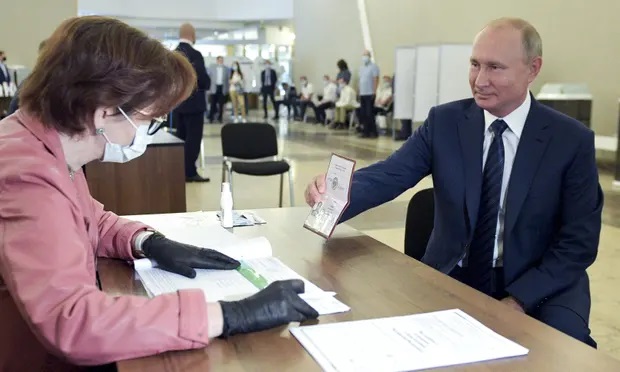 فلاديمير بوتين يفوز بتصويت قد يسمح له بالحكم حتى عام 2036