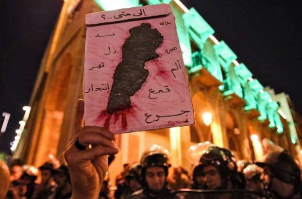 صحيفة فرنسية: اللبنانيون ضحايا انهيار العملة .. نصفهم لا يستطيعون سد احتياجاتهم الأساسية