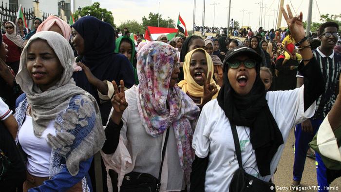 السودان يسمح بالمشروبات الكحولية لغير المسلمين ويحظر ختان الإناث