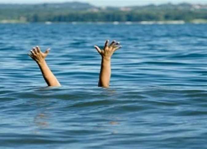 الجيش المصري يدفع بـ"الضفادع البشرية" للبحث عن جثة شاب غرق في البحر