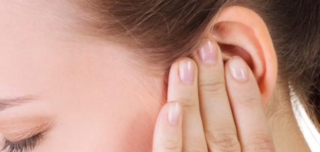 علامة في أذنك قد تكون عارضاً لنقص فيتامين B12