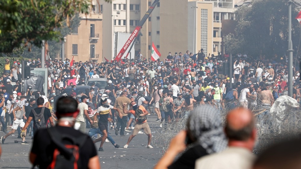 متظاهرون لبنانيون يقتحمون عدة وزارات مع تصاعد الاحتجاجات على انفجار بيروت