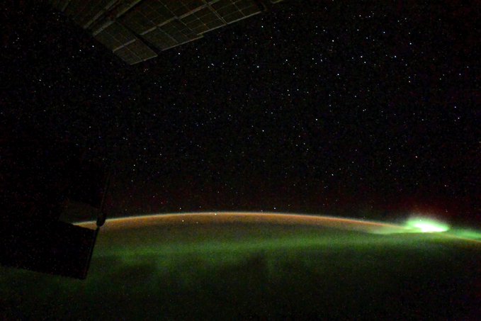 رائد فضاء روسي يلتقط صور للشهب والشفق القطبي من الفضاء