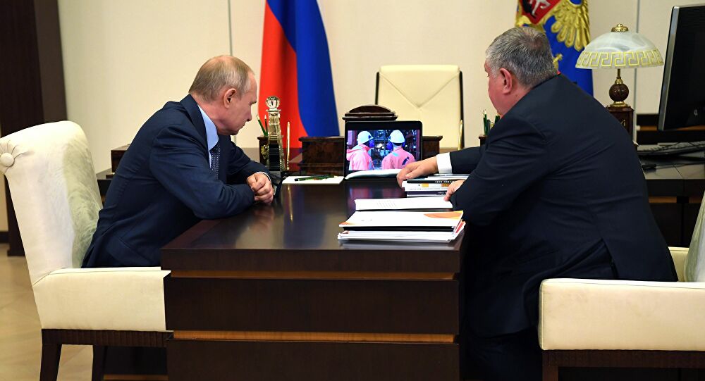 رئيس شركة "روس نفط" يقدم هدية لافتة للرئيس الروسي فلاديمير بوتين..