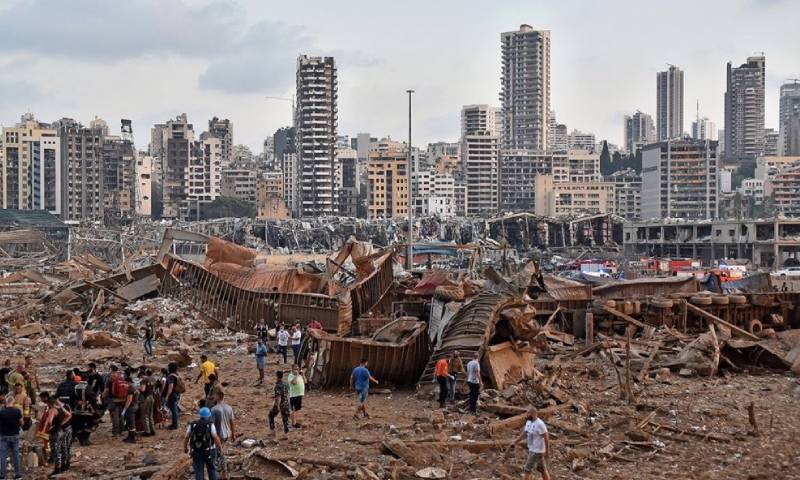 "سفير سورية في لبنان" يقدم مساعدات لضحايا تفجير بيروت من السوريين