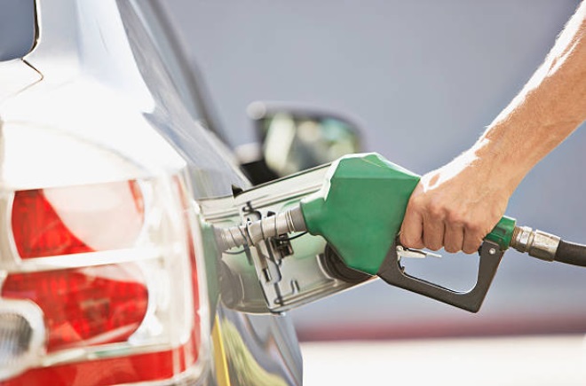 وزارة النفط: تخفيض كمية تعبئة البنزين الواحدة للسيارات إجراء مؤقت ريثما تصل توريدات جديدة