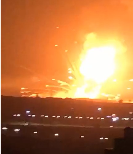 انفجارات قوية تهز قاعدة عسكرية على مشارف العاصمة الأردنية (فيديو)