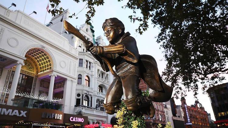 إضافة تمثال للساحر هاري بوتر في ساحة ليستر بلندن