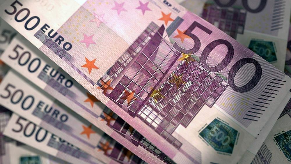 اليورو يصعد أمام الدولار إلى أعلى مستوى في نحو أسبوعين