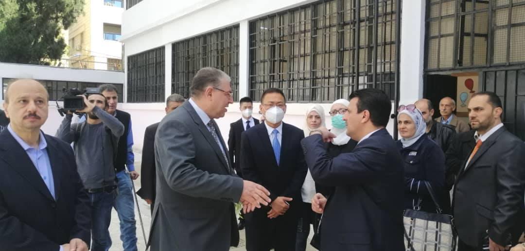 وزير التربية وسفير الصين يفتتحان مدرسة بعد صيانتها وتوزيع أجهزة قياس حرارة