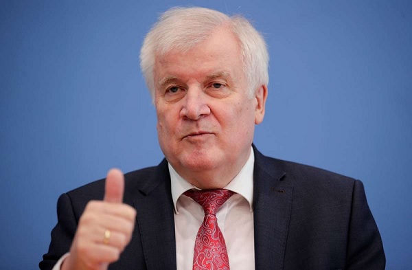 وزير الداخلية الألماني يسعى لعدم تمديد حظر الترحيل إلى سوريا