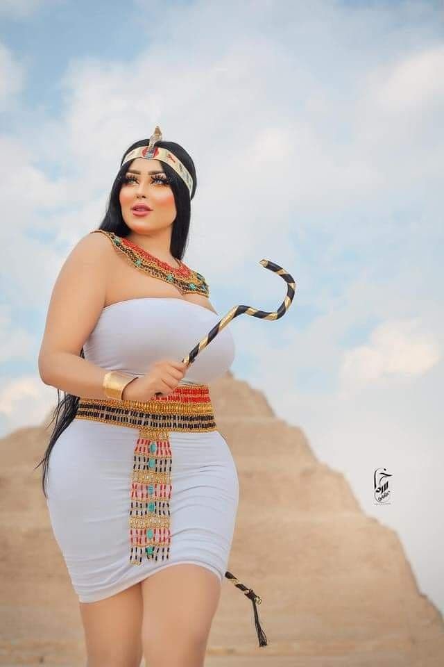 "السلطات المصرية" تعتقل مصور التقط صوراً غير لائقة لعارضة أزياء في الأهرامات