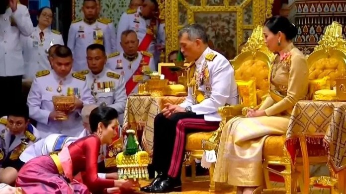 تسريب أكثر من 1400 صور فاضحة لعشيقة ملك تايلاند بعد قرصنة هاتفها