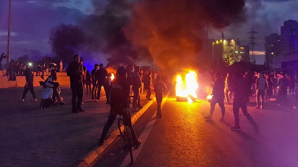 تداعيات الأزمة الاقتصادية تؤجج الاحتجاجات ضد الإغلاق العام في لبنان