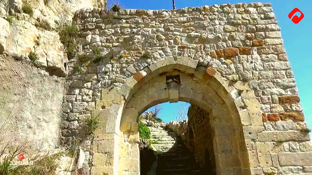 كاميرا المشهد تسلط الضوء على إحدى أهم القلاع الأثرية المأهولة في سورية (فيديو)