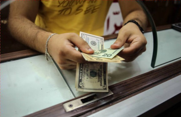 الدولار يصل لسعر قياسي جديد في لبنان: 14.5 ألف ليرة مقابل الدولار الواحد