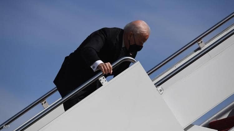 الرئيس الأميركي يسقط بشكل محرج على سلم الطائرة الرئاسية ويتدارك الأمر ( فيديو)